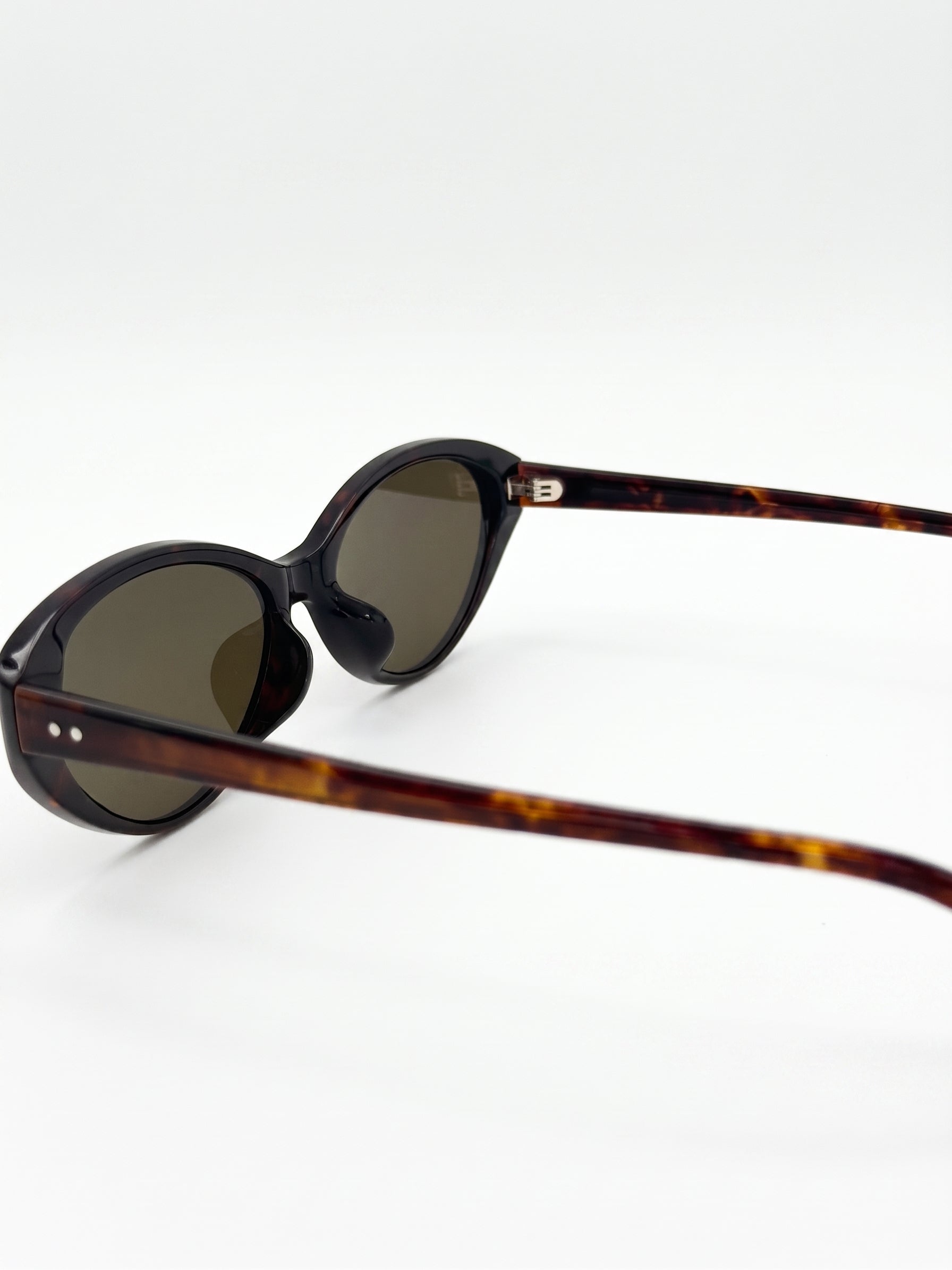 FLEUR OVAL CAT EYE ACETATE – TORTOISE WITH DARK TINTED LENS